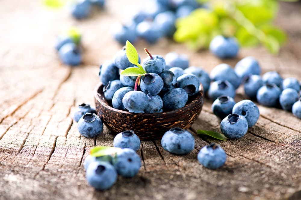 Eco Nest Store 19 Eco Nest Store -Eco Nest Store mot cai ro nho dung viet quat tren mat ban go voi mot so qua viet quat rai rac xung quanh